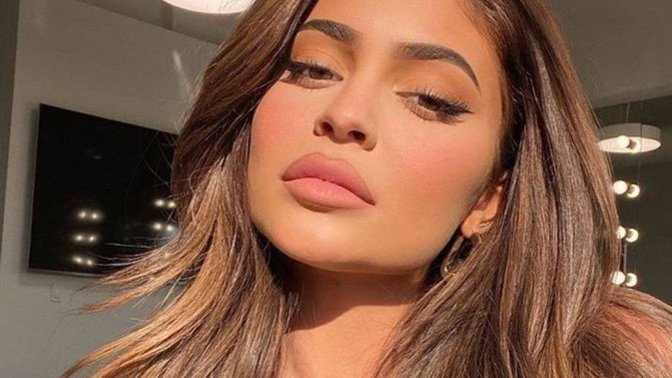 Kylie Jenner estetikli olduğu halde fotoğraflarını shopluyor. Kendisiyle barışık olmadığından mı yapıyor?