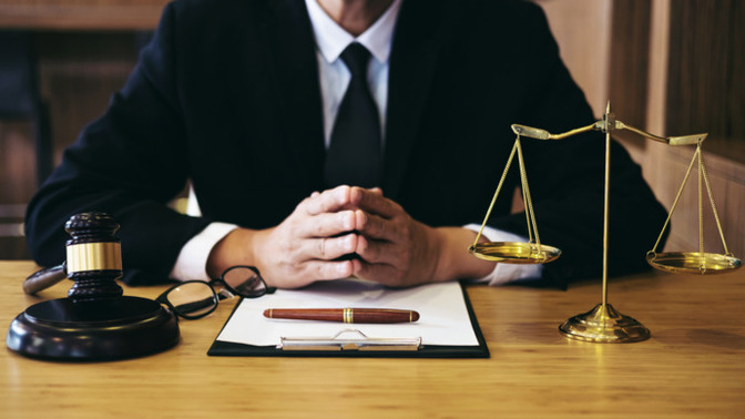 Bir hukuk öğrencisi çok iyi bir şekilde üniversitede kendini nasıl geliştirebilir?
