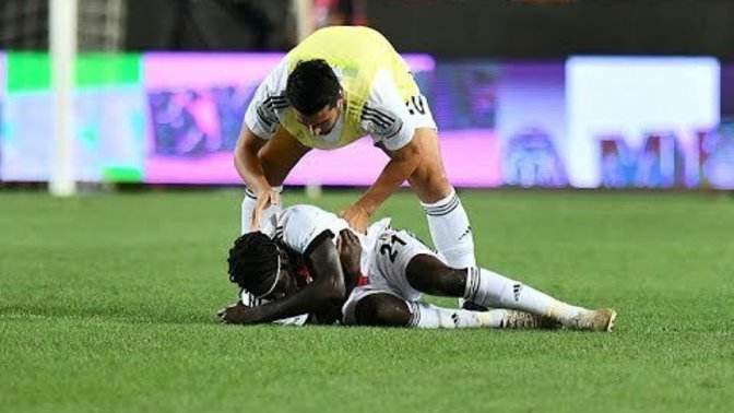 Beşiktaş'ta N'Sakala fenalaştı! Ambulansla hastaneye kaldırıldı. Haberiniz oldu mu?