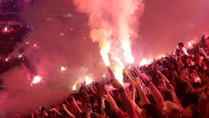 Maç izlemeye arkadaşın ile mi gitmek sana keyif verir yoksa tek başına gitmek mi?