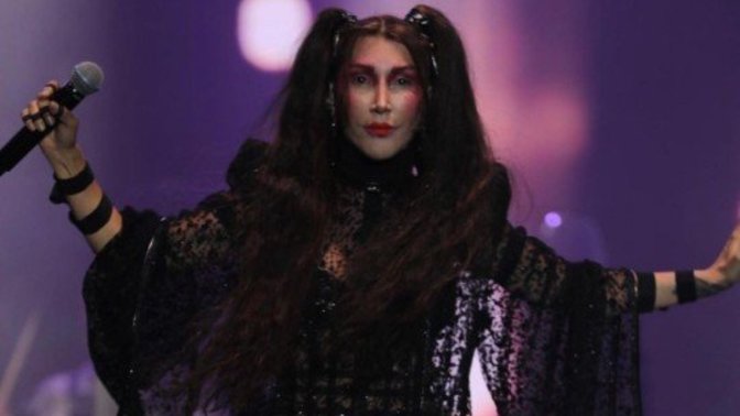 Hande Yener'in konser kıyafeti çok komik değil mi?