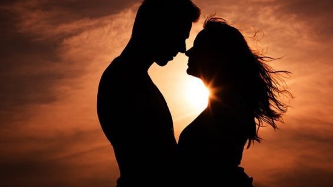 Aşkı en iyi şarkılar mı anlatır şiirler mi?