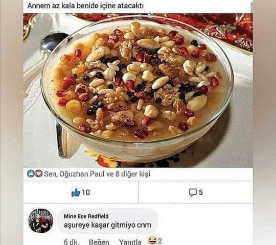 Komşu bugün aşure getirdi 3 saat oldu bakışıyoruz. Kendi hür iradesi ile aşure yiyen var mı?