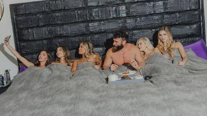 Erkeklere bir kadın yetmiyor mu?