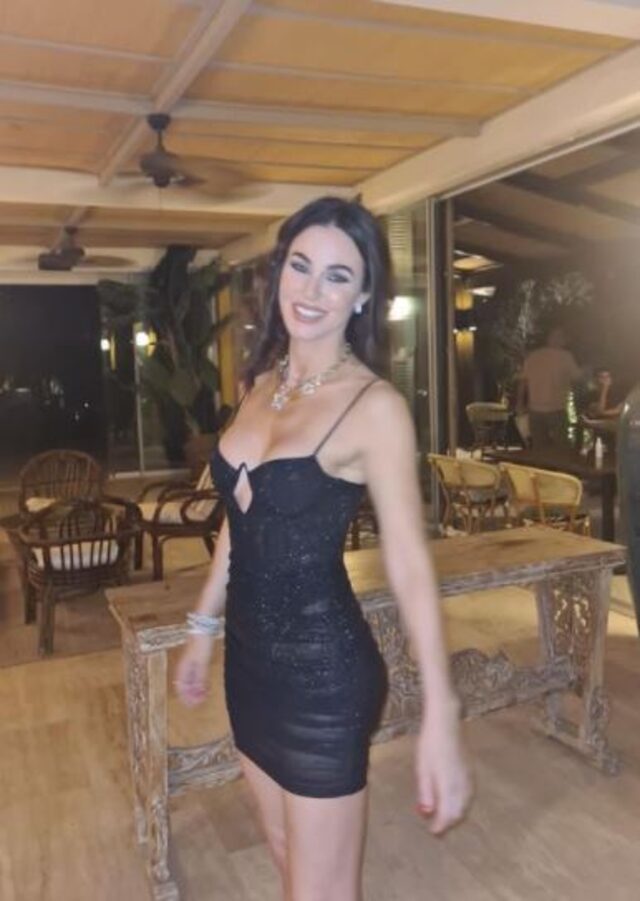 Defne Samyeli sahne kıyafetiyle herkesi hayran bıraktı! Sence nasıl olmuş?