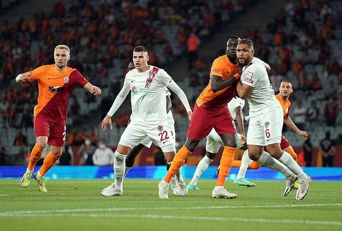 Galatasaray 2 Hatayspor 1... Aslan son dakikalarda luyindamanın attığı golle 3 puanı aldı! Maçı nasıl buldunuz?