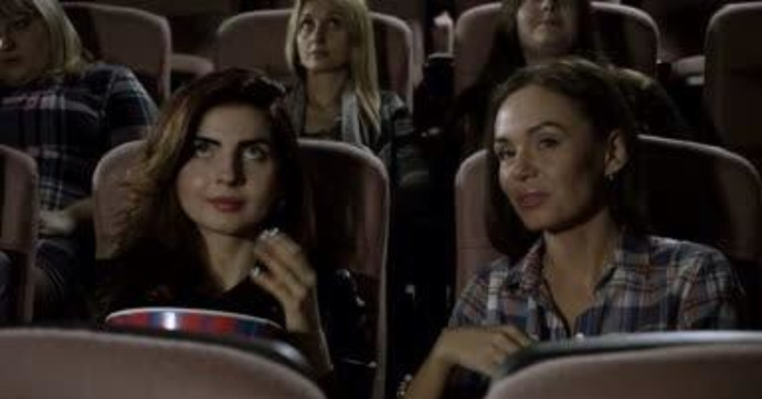 Sürekli konuşan biriyle film izler misiniz?