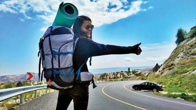 Otostop çeken birini arabanıza alır mısınız?