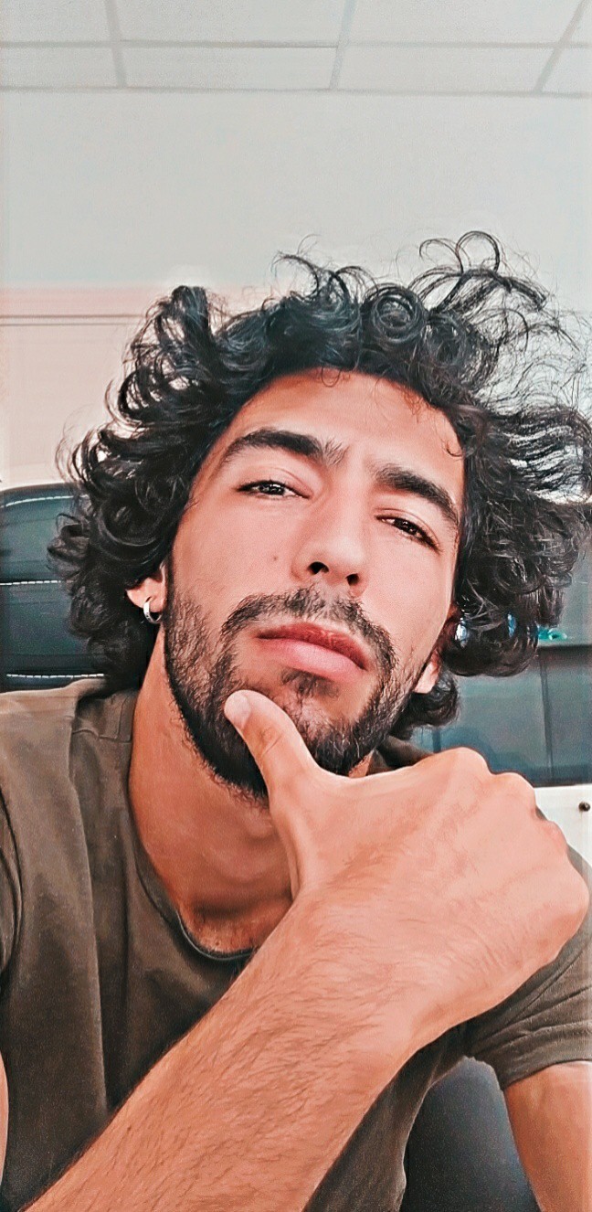 Bir ortama girildiğinde ilk kıvırcık saç mı düz saç mı dikkat çeker?