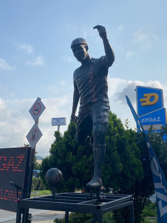 Trabzonsporlu taraftar Nwakamenin heykelini diktirdi! Fenerbahçenin Alexi varsa bizim de Nwakamemiz var. Ne düşünüyorsunuz?