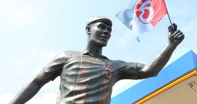 Trabzonsporlu taraftar Nwakamenin heykelini diktirdi! Fenerbahçenin Alexi varsa bizim de Nwakamemiz var. Ne düşünüyorsunuz?