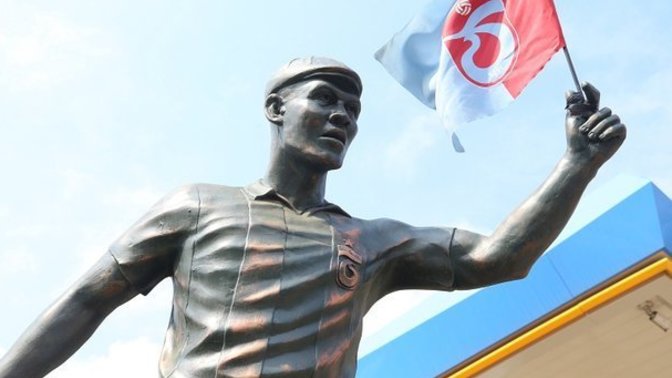 Trabzonspor'lu taraftar Nwakame'nin heykelini diktirdi! "Fenerbahçe'nin Alex'i varsa bizim de Nwakame'miz var." Ne düşünüyorsunuz?