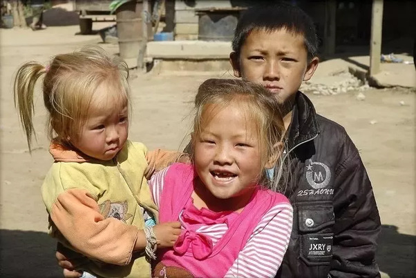 Eski Türkler şimdi ki Türkler den daha sarışın ve beyaz tenli miydi?