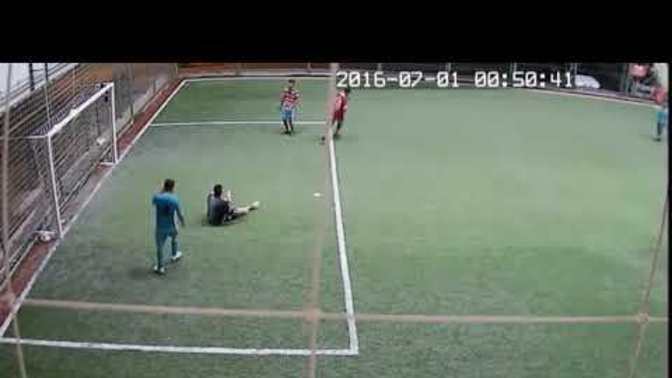 Halı saha maçında kaleci olsaydınız, şöyle bir gol yediğinizde o an ne hissederdiniz?