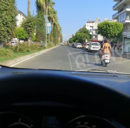 Alanyanın sokakları Rio karnavalını aratmıyor, sokakta böyle giyinilmesi ile ilgili ne düşünüyorsunuz?
