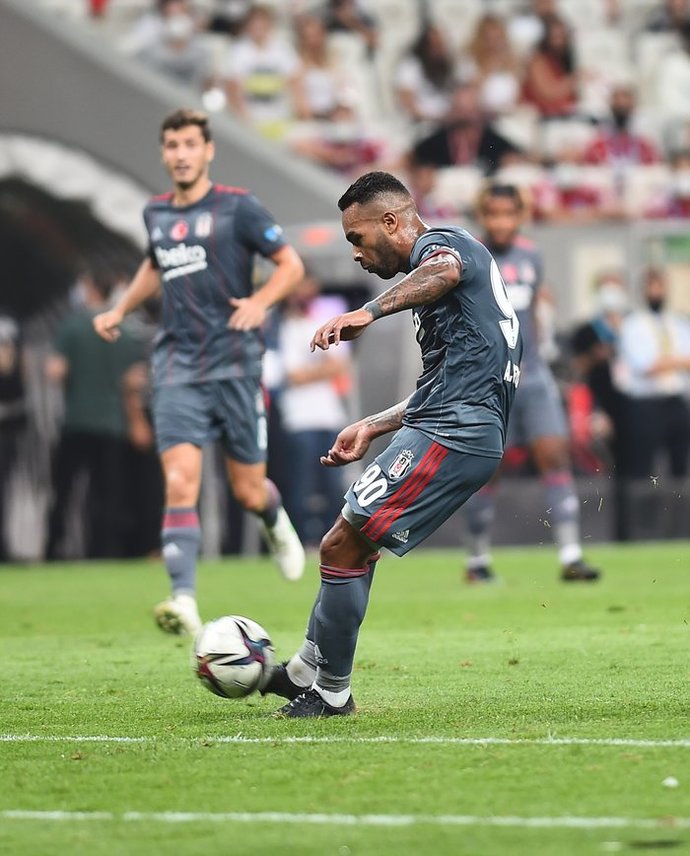 Beşiktaş 1 Fatih Karagümrük 0... Siyaz beyazlılar 10 kişi kaldığı maçta kazanmasını bildi! Maçı nasıl buldunuz?