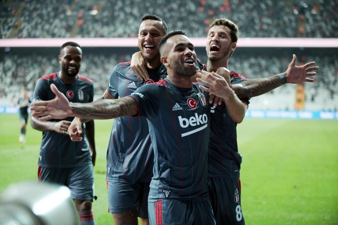 Beşiktaş 1 Fatih Karagümrük 0... Siyaz beyazlılar 10 kişi kaldığı maçta kazanmasını bildi! Maçı nasıl buldunuz?