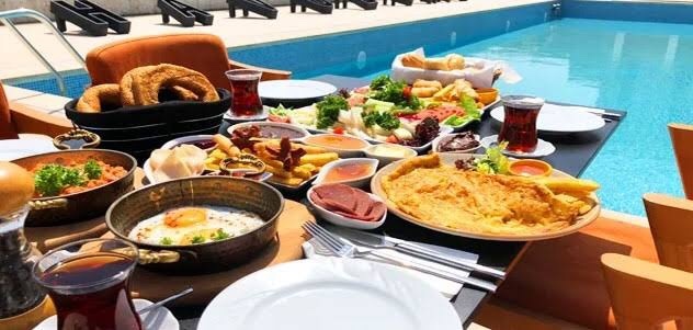 Şu anda kimler havuz başında kahvaltısını yapıp sonra yüzmek isterdi?