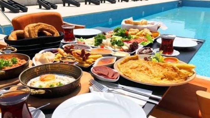 Şu anda kimler havuz başında kahvaltısını yapıp sonra yüzmek isterdi?