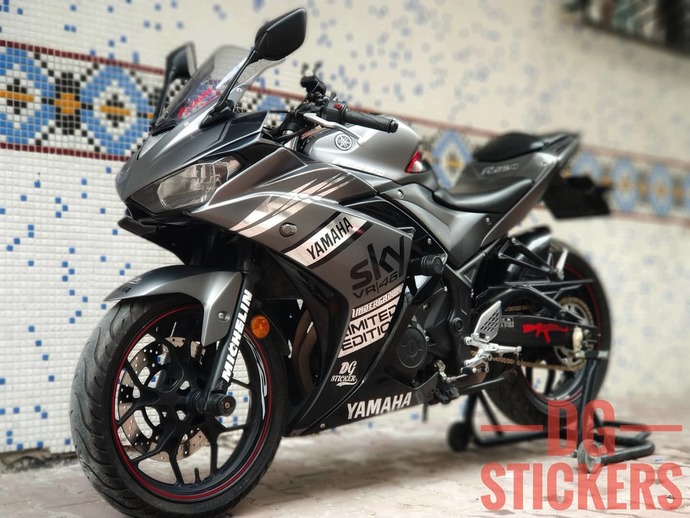 Hangi sticker seti daha güzel duruyor motorda?
