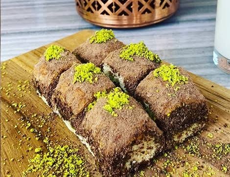 Birini tercih edecek olsanız fıstık sarma mı baklava mı olurdu?