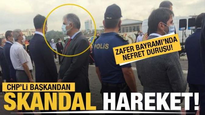 30 Ağustos Zafer Bayramı töreninde Başkan Erdoğan’ın mesajı okunurken CHP Kadıköy İlçe Başkanı Ali Narin arkasını döndü?