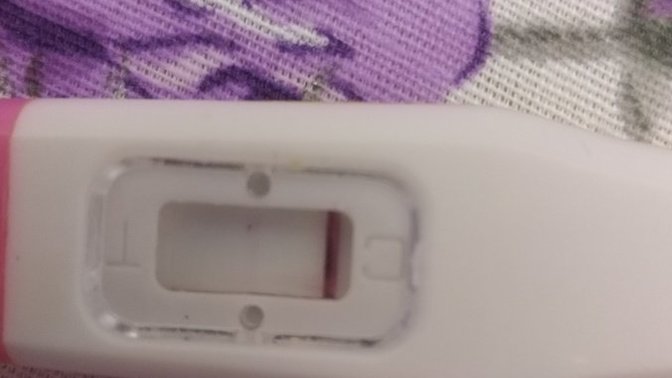 Sabah ilk idrarda erken gebelik testi yaptım, işe gitcem diye çok bekleyemedim 5 dk bekledim tek çizgi çıktı fakat resimli ⬇️?