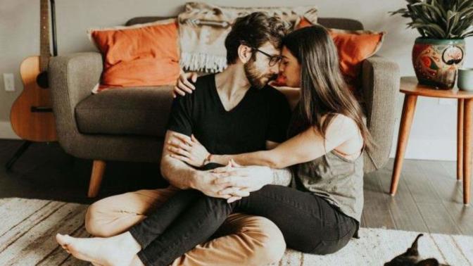 Sevgiliyle ayrı eve çıkmak evliliğe mi atılan ilk adımdır, ayrılığa mı?