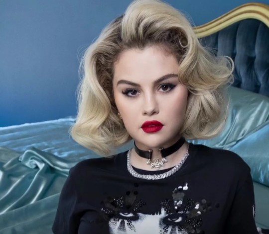 Selena Gomez gibi 1950 dönem saçı kullanabilir misiniz?