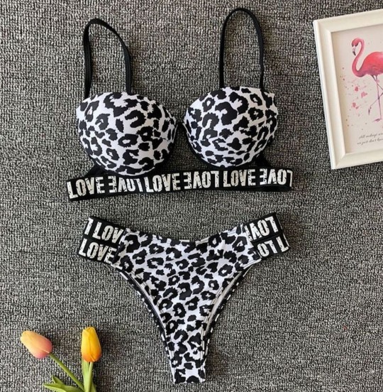 Leoparlı bikiniler mi daha güzel meyve desenli bikiniler mi?