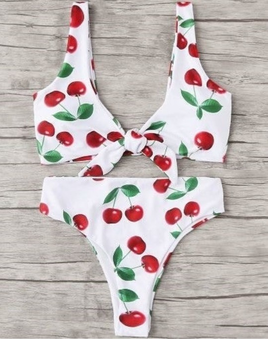 Leoparlı bikiniler mi daha güzel meyve desenli bikiniler mi?