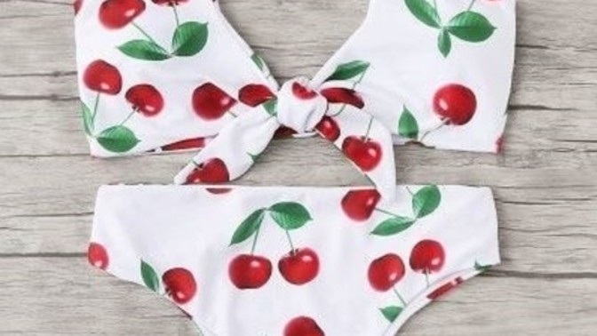 Leoparlı bikiniler mi daha güzel meyve desenli bikiniler mi?