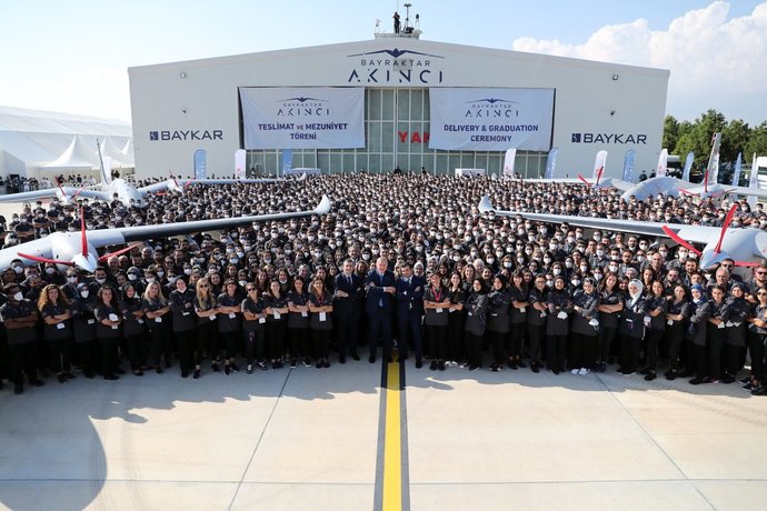 Cumhurbaşkanı Recep Tayyip Erdoğan ile Selçuk Bayraktar ve ekibi