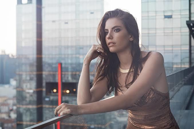 Arkadaşlar Merve bolugurmu güzel eda ecemi hande erçel mi?