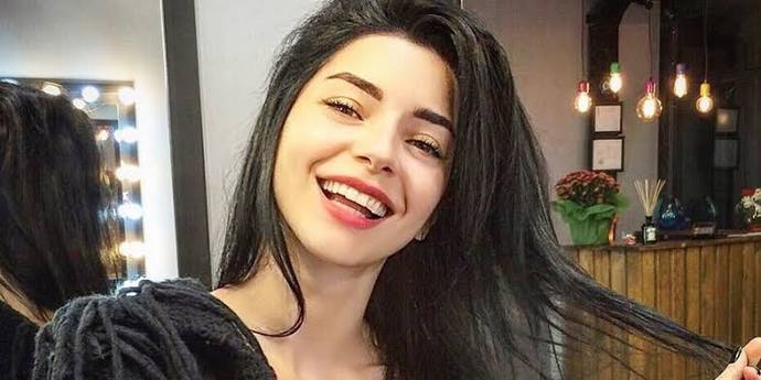 Arkadaşlar Merve bolugurmu güzel eda ecemi hande erçel mi?