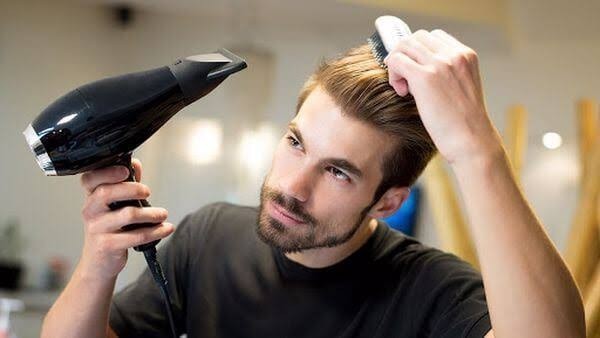 Erkekler de saatlerce biz kadınlar gibi saçlarıyla uğraşır mı?