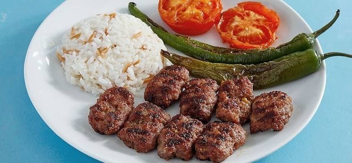 Köftenin yanına pilav mı patates mi iyi oluyor?