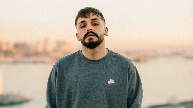 Sefo sahneye atlayan hayranlarından kaçtı! Sen hangi sanatçının konserinde sahneye atlardın?