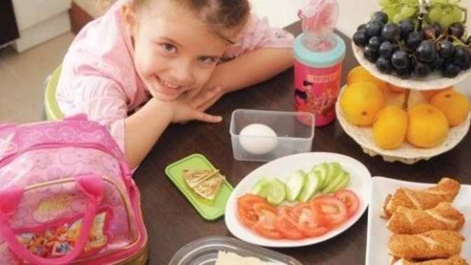 Okula giderken evden mi yemek götürüyorsunuz yoksa dışardan mı yemek alıyorsunuz?
