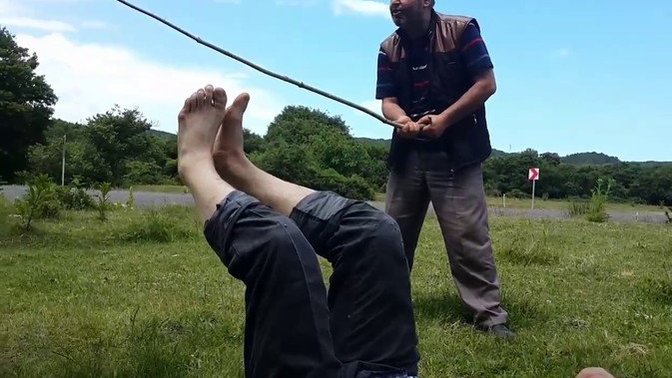 Para karşılığı falakaya yatırıyor! Siz olsanız ne yaparsınız?