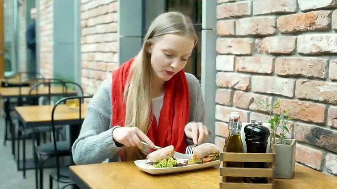 Yemek yerken çatal bıçak kullanmaya özen gösterir misiniz?