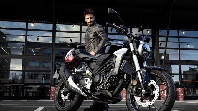 Cb250R Kullanan var mı?