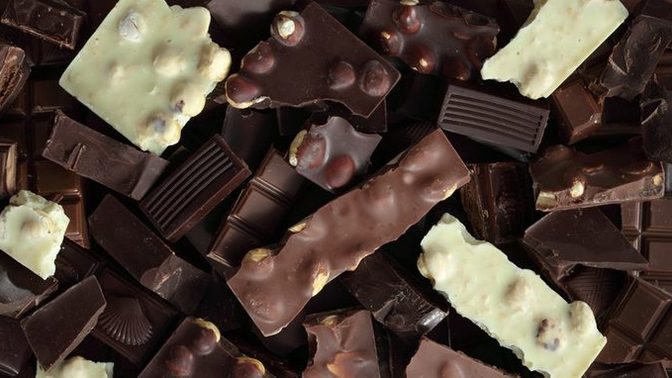 Sade çikolata mı yoksa antep fıstıklı çikolata mı?