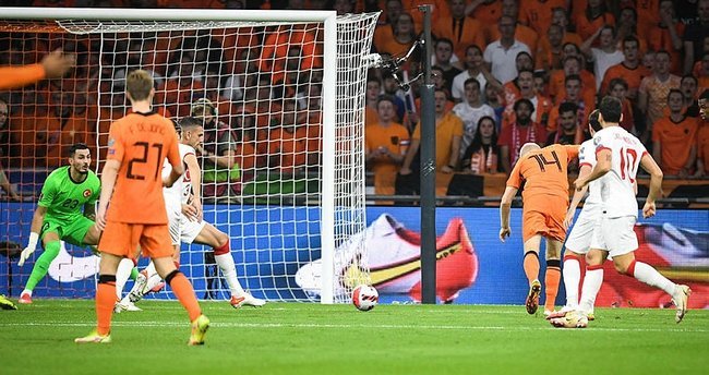 2022 Dünya kupası grup eleme maçında Türkiye - Hollandaya 6-1 gibi bir skorla tarihi farkla yenildi! Maçı nasıl buldunuz?