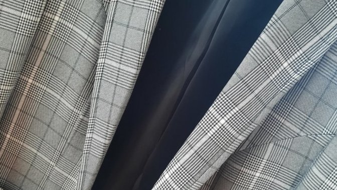 Gri çizgili blazer ceket içine ne renk giyilir?