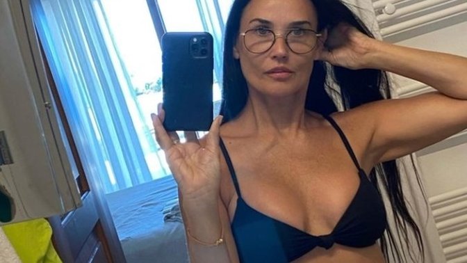 Demi Moore yaşına göre fazla taş gibi değil mi ya?