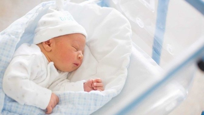 Yeni doğan bebek ne zaman görmeye başlar?