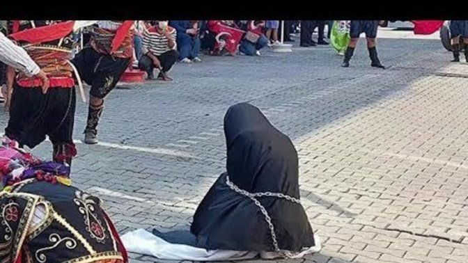 İzmirde Ki Skandal Görüntü: Çarşafla Alay Ettiler?