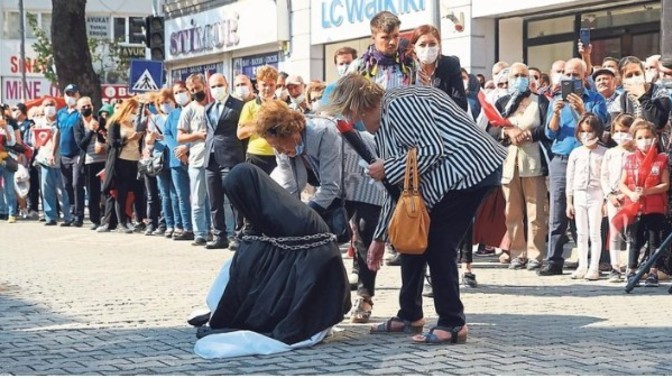 Balıkesir Edremit Belediyesi'nin düzenlediği gösteride çarşaflı kadının zincire vurulması hakkında ne düşünüyorsunuz?