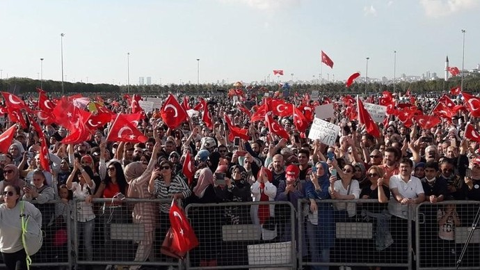 Bir tarafta eğitimsiz kitleler aşı karşıtı miting düzenliyor, diğer yandan iktidar buna seyirci kalıyor! Türkiye bunlara mı layık?